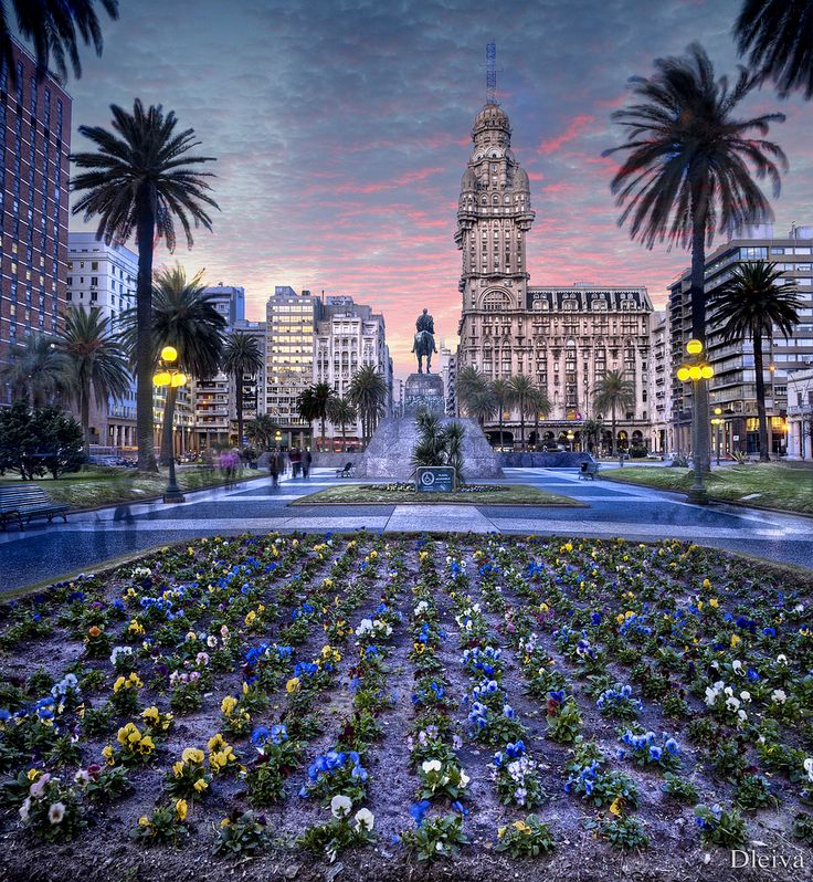 Plaza Independencia y Palacio Salvo al atardecer, Montevideo